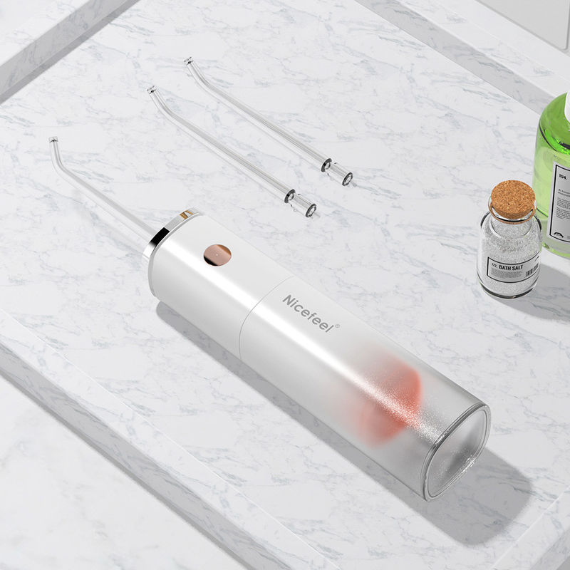 Flosser น้ำไร้สายโซนิคแบบพกพาแบบชาร์จทำความสะอาดได้ล้ำลึกด้วยหัวฉีดสี่หัว
