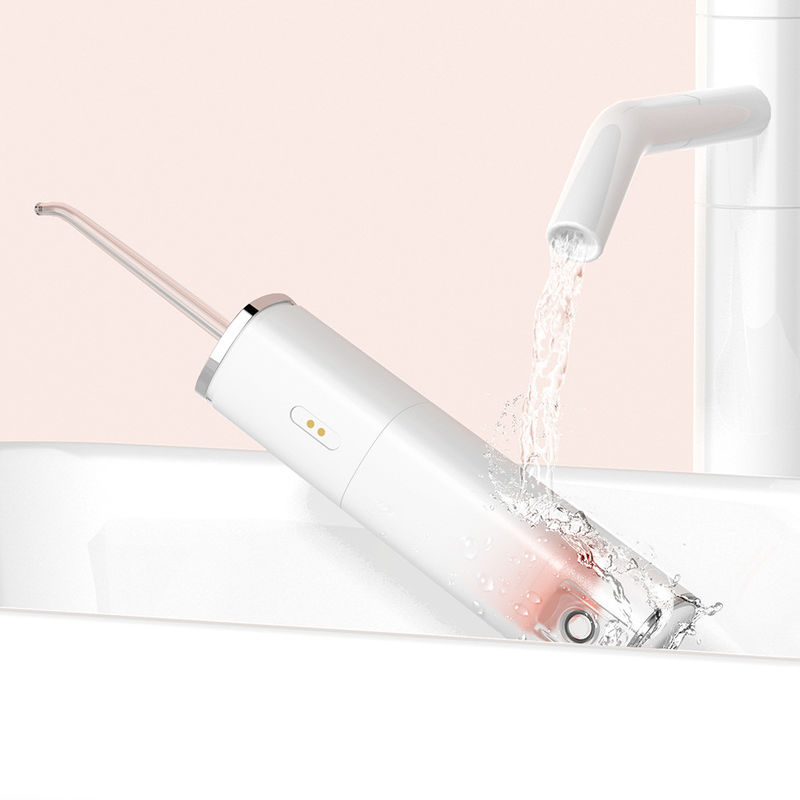 Flosser น้ำไร้สายโซนิคแบบพกพาแบบชาร์จทำความสะอาดได้ล้ำลึกด้วยหัวฉีดสี่หัว